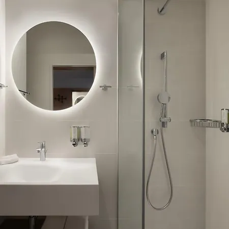 Hampton By Hilton מלון סלה