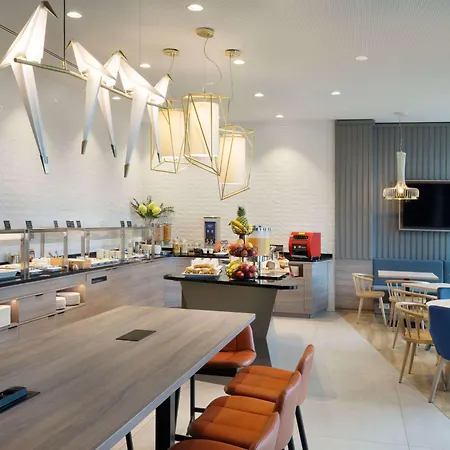 Hampton By Hilton מלון סלה