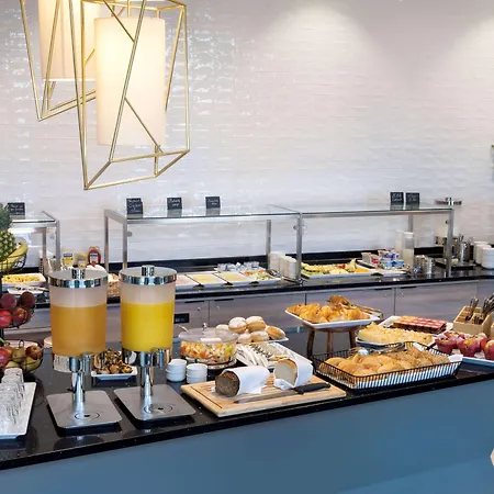 Hampton By Hilton 3* سيل