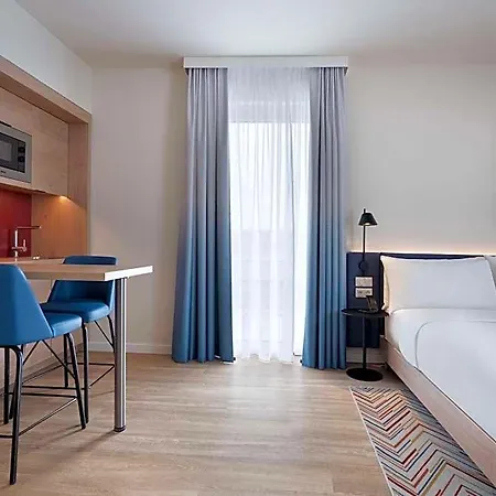 Hampton By Hilton 3* سيل